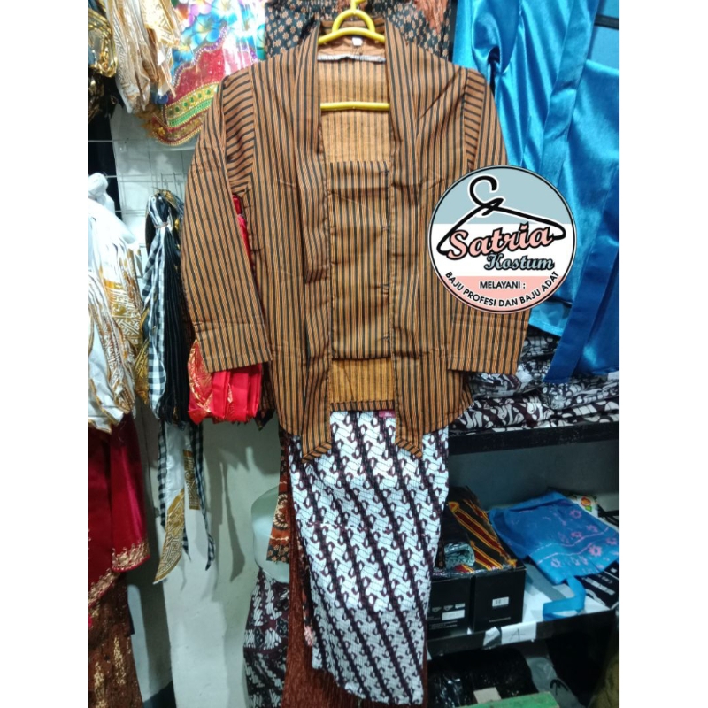 BAJU ADAT JAWA ANAK CEWEK TK/SD.STELAN BAJU ADAT JAWA ANAK. BAJU SURJAN LURIK ANAK CEWEK. BAJUADAT L