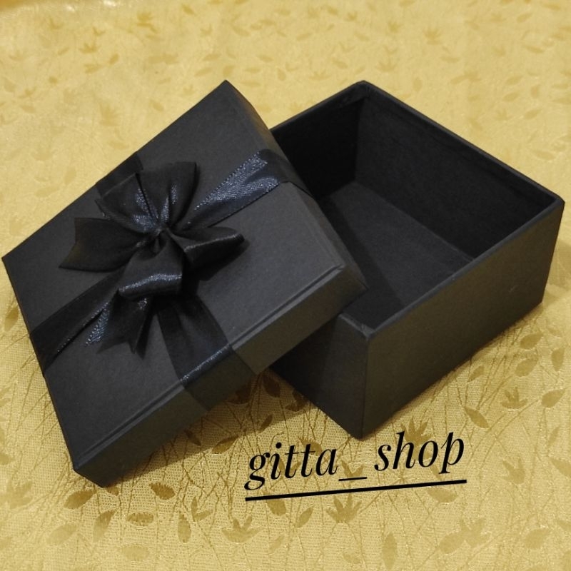 

(CFH1KG) CUSTOM GIFTBOX KOTAK KADO TEBAL FULL HITAM
