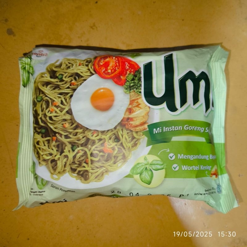 

mie goreng instant umi, mengandung bayam dan wortel kering