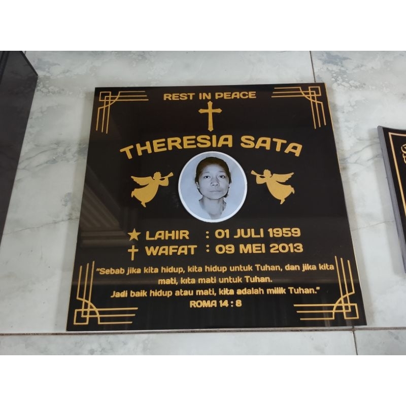 PLUS FOTO LEMPENGAN BATU NISAN MAKAM KRISTEN GRANIT UKURAN 30X30 CM