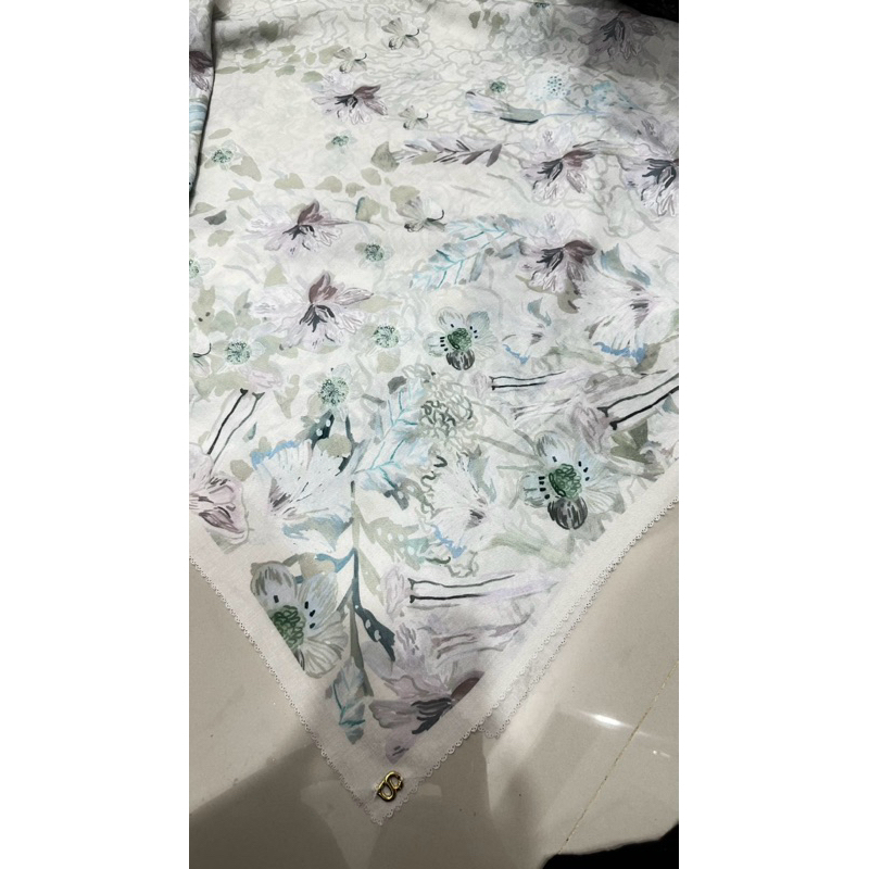 Preloved Daisy white Buttonscarves no box. pentul aman, lc ada pecah