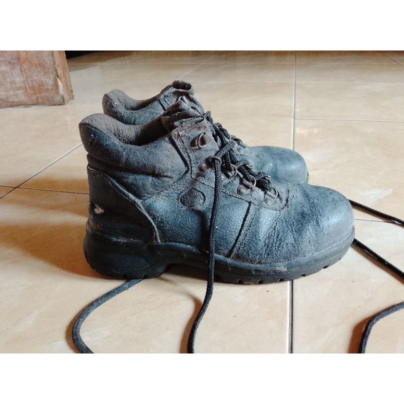 SEPATU SEFTY KULIT BEKAS