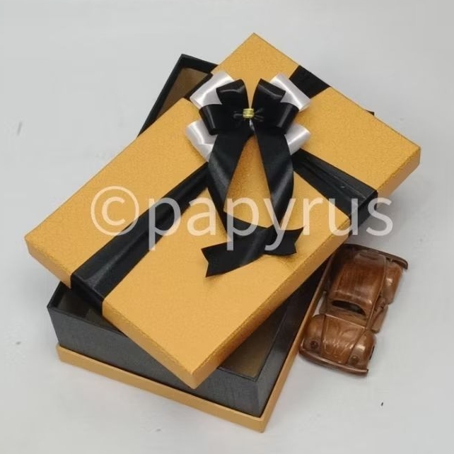

PAPYRUS Sandwich 20x30 Tinggi 10cm Kotak Kado Gift Box Hadiah V1