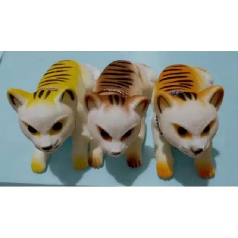 Boneka dashboard mobil kucing kepala goyang