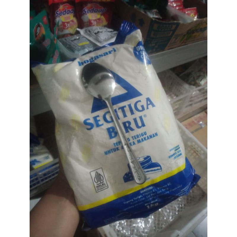 

TEPUNG SEGITIGA BIRU GRATIS SENDOK CANTIK 1KG