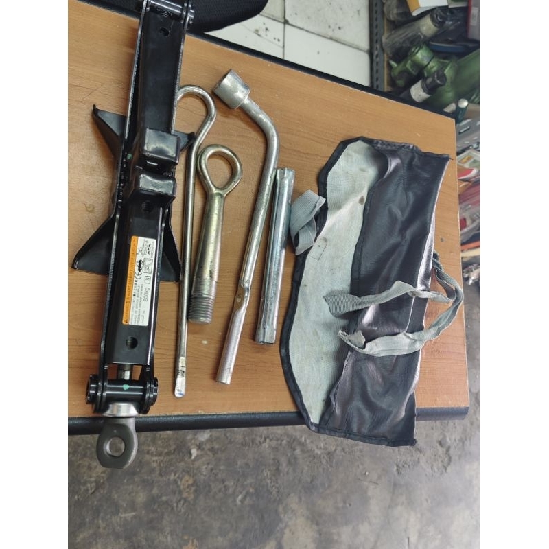 Dongkrak mobil toyota original plus gagang, untuk mobil yaris. rush. calya. corolla, barang seauai i