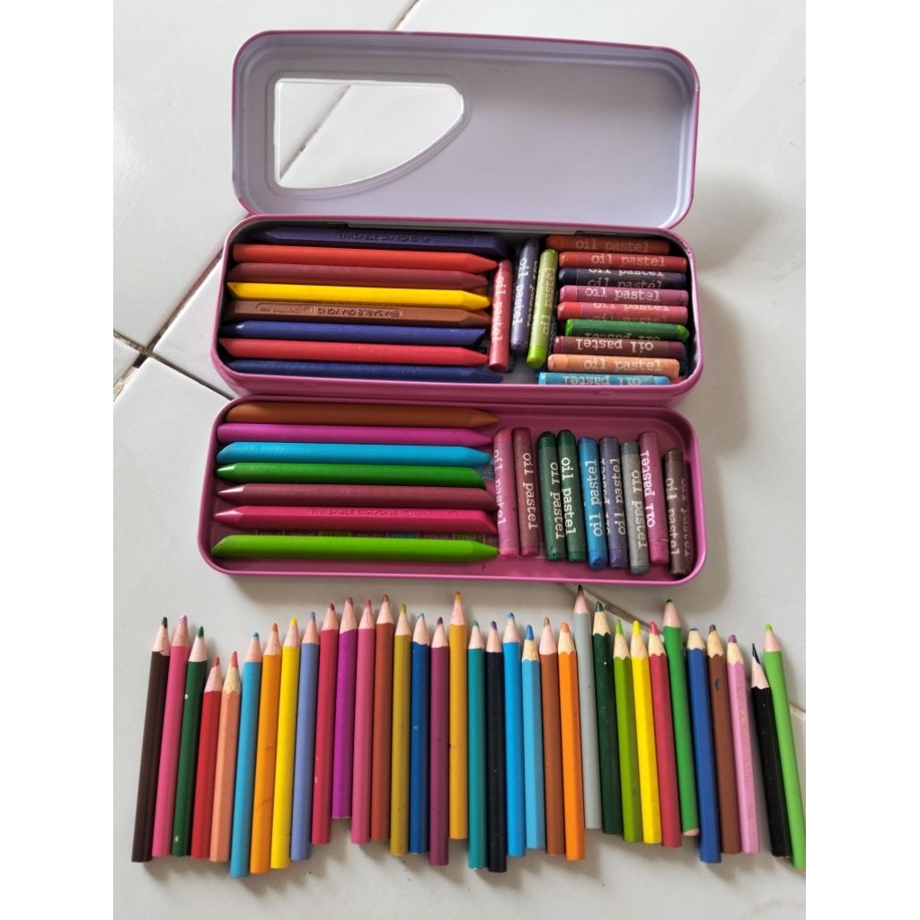 

Jual paketan preloved crayon anti nempel dibaju, crayon Joyko, pensil warna bonus kotak pensil
