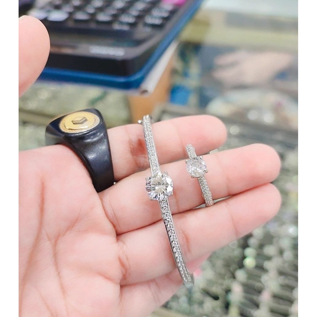 satu set perhiasan perak