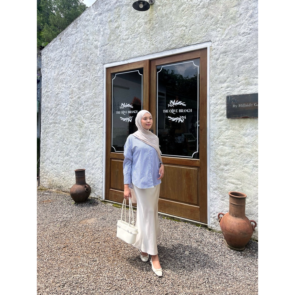 kemeja strip oversize baby blue (preloved)