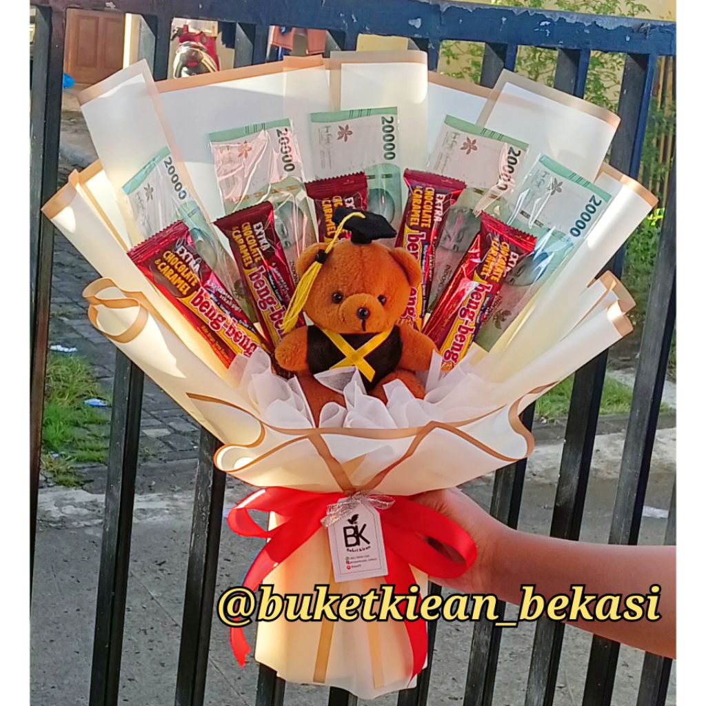 buket boneka wisuda plus uang/ buket wisuda/ buket sempro / buket Snack / buket hitam/ buket ulang t