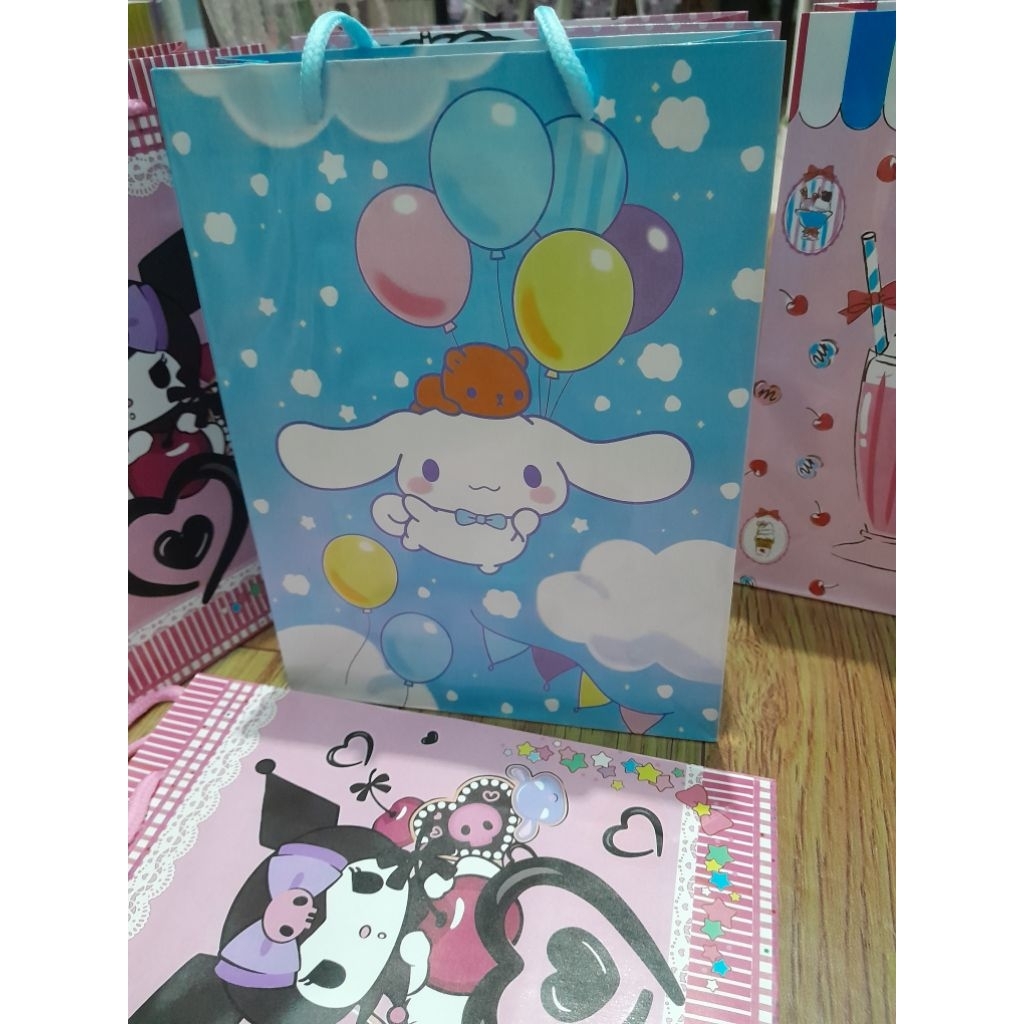 

Paper bag T 23,5 cm ,P 17,5 cm ,L 6,5 cm