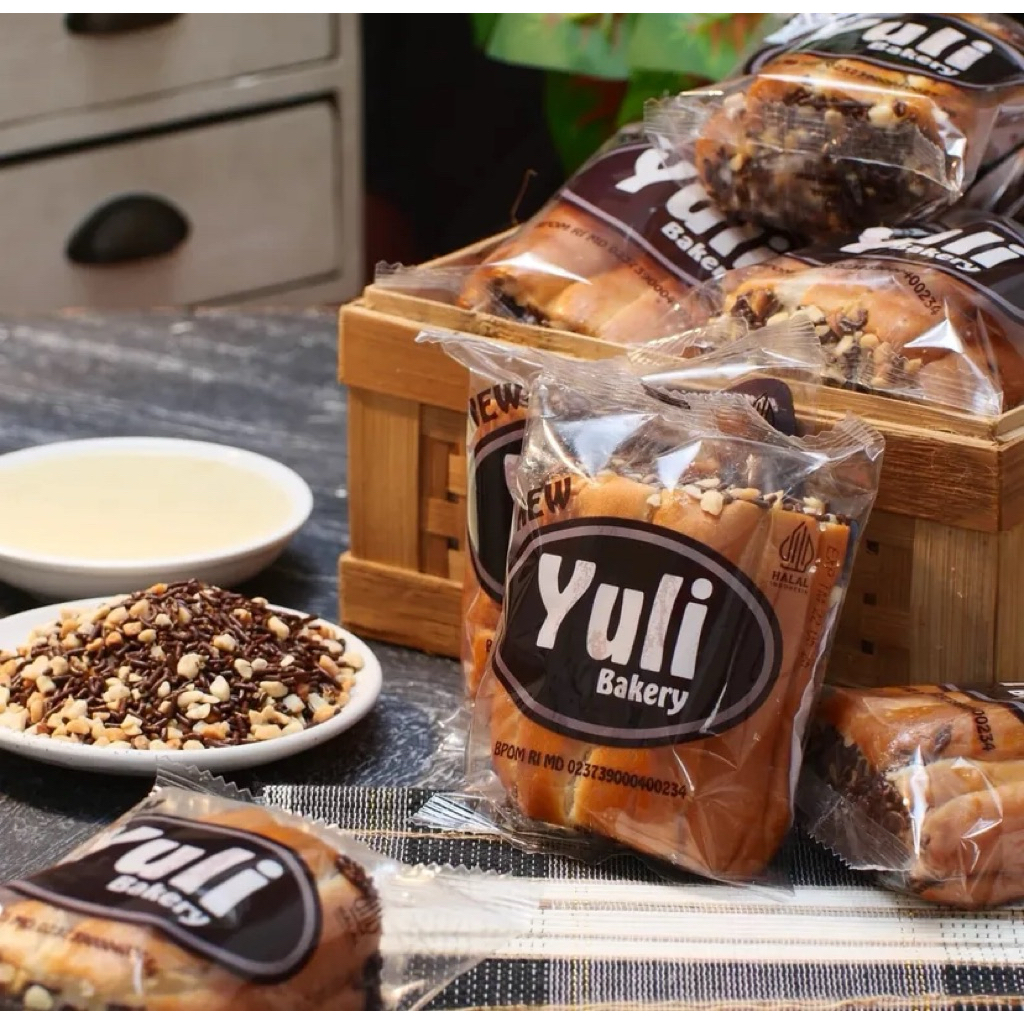 

Roti Yuli Roti Gulung (Roll Bread) Fla Susu Legit dengan topping Coklat Meises Kacang