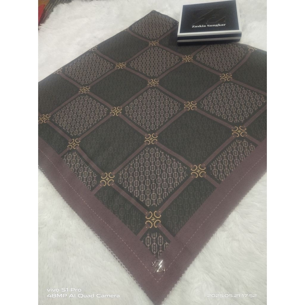 Zaskia Sungkar scarf preloved