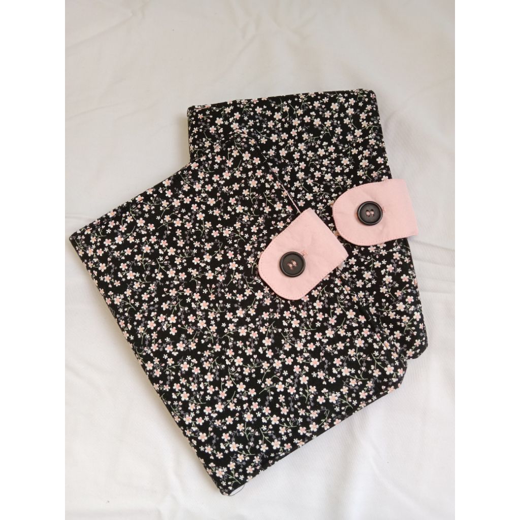 

Multifungsi Sleeve book | Cover book | Organizer - motif bunga sakura black pink