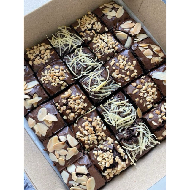 

Fudgy Brownies Shiny Crust (Brownies Panggang 20x20cm Isi 25pcs)