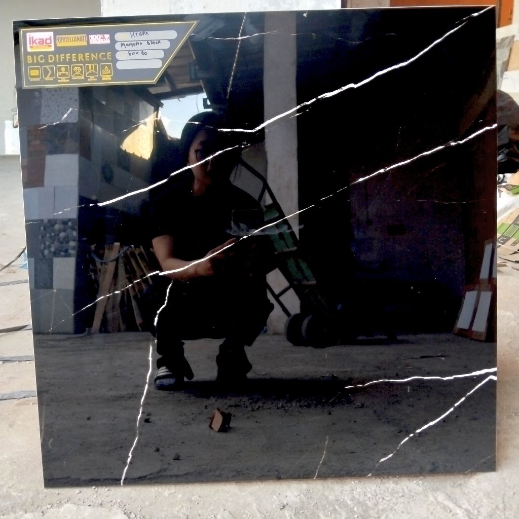 GRANIT 60x60 MOTIF MARMER BLACK SALUR PUTIH GLOSSY
