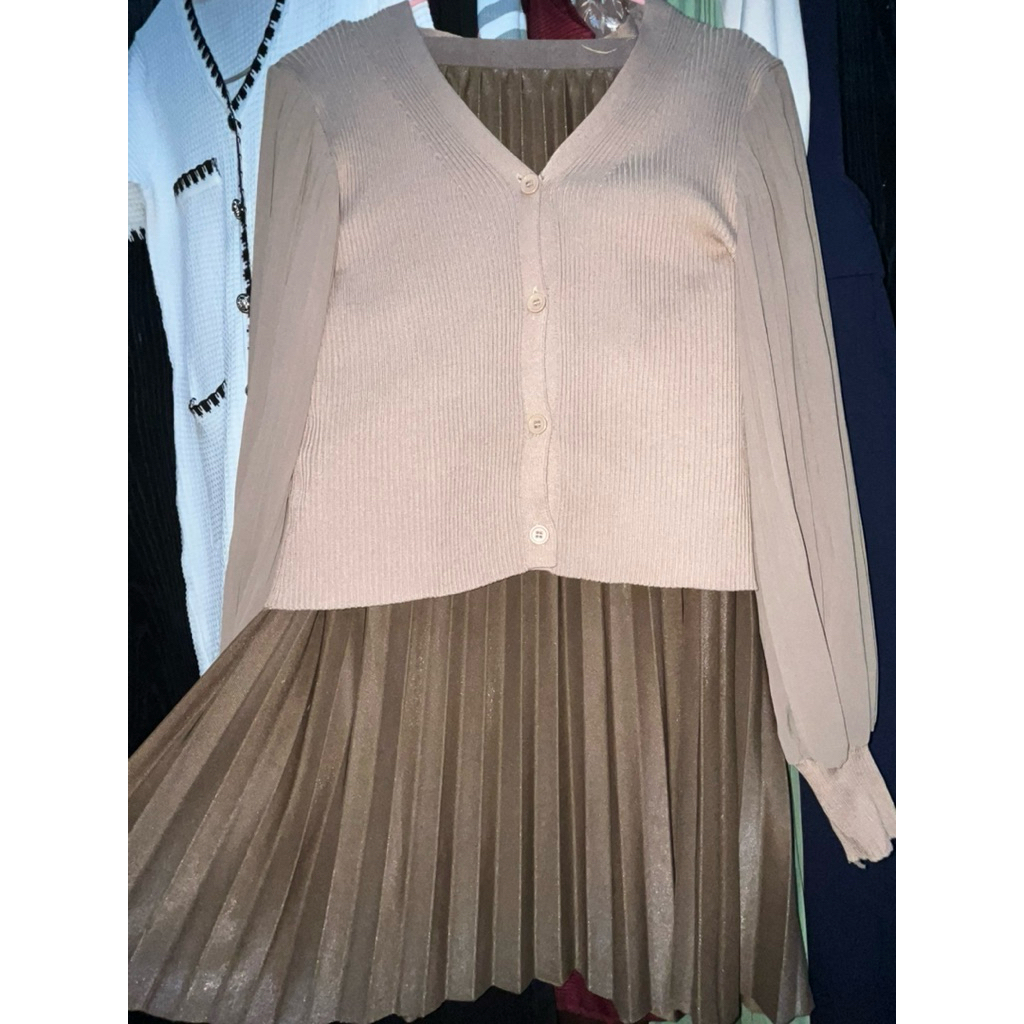 one set Cardigan rajut lengan balon dan rok plisket