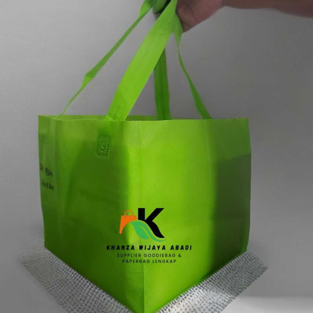 

Totebag Polos / Tas HLS Box 20x20 / Tas Kotak Nasi Tas Besek Goodiebag Hajatan / Harga Lusinan