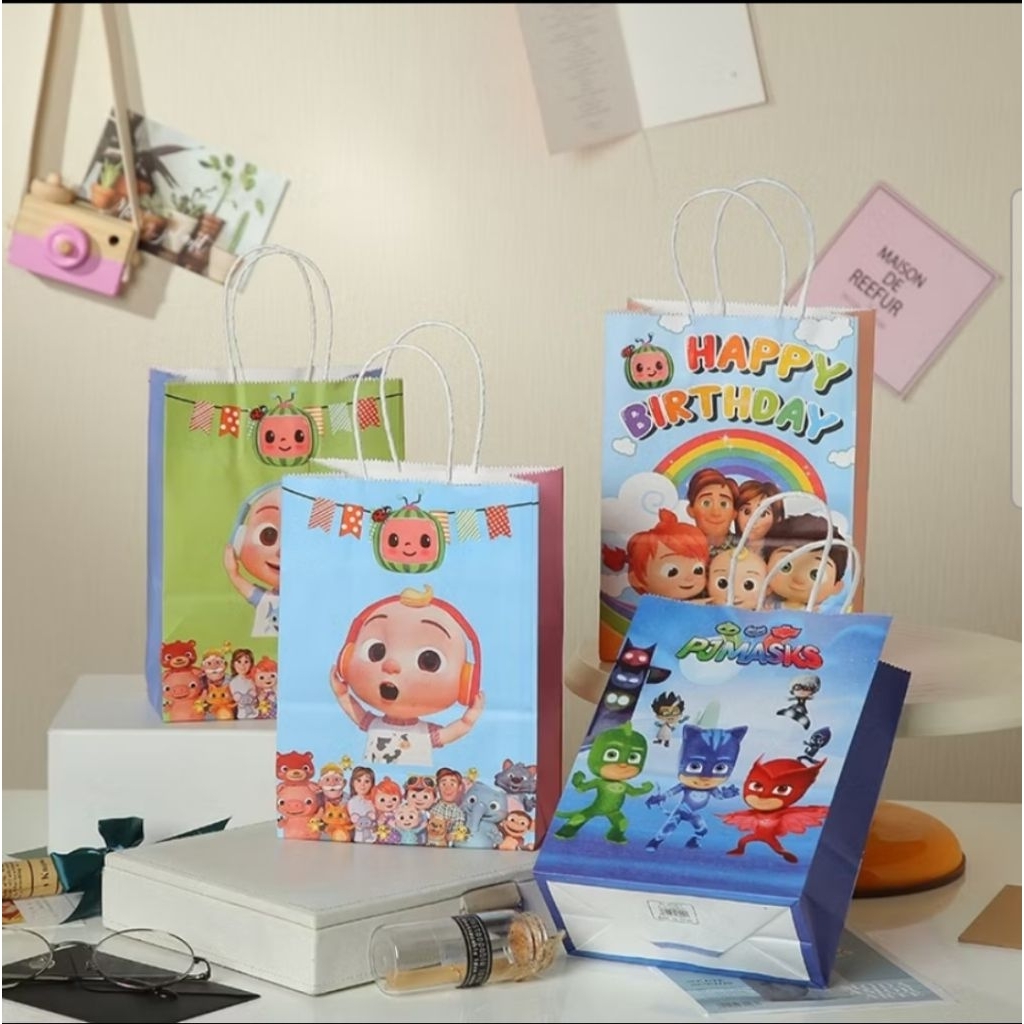 

PAPER BAG GODDIE BAG TAS KADO HADIAH PESTA ULANG TAHUN MOTIF COCOMELON Uk.14cmX8cmX21Cm