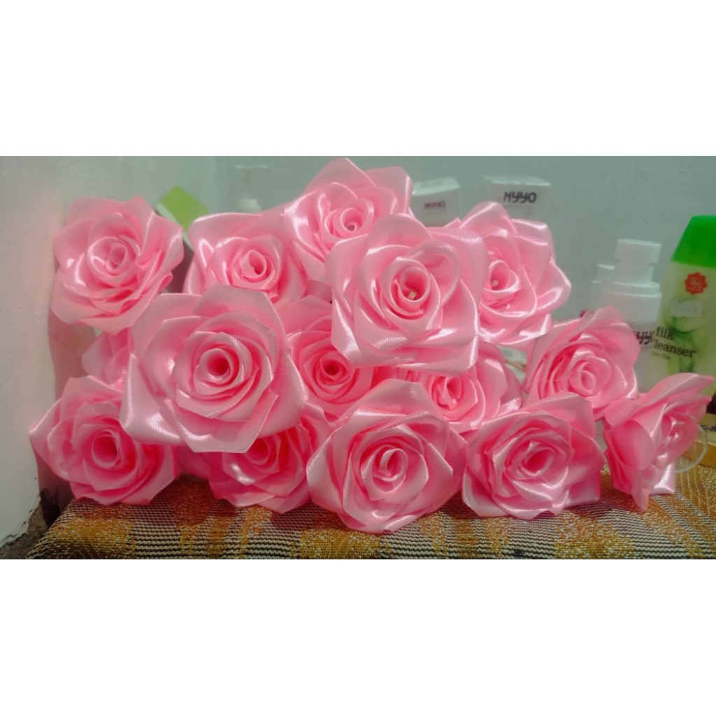 

bunga mawar dari pita satin, rose, satuan sudah termasuk tangkai(tusuk sate