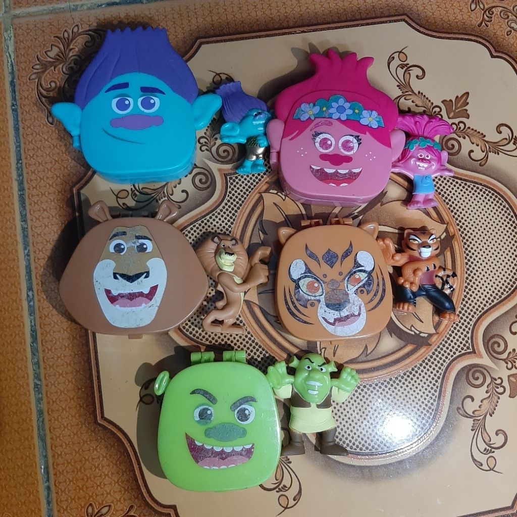 mainan / figure dikoleksi diorama trolls poppy, shrek , macan , singa kotak mcd