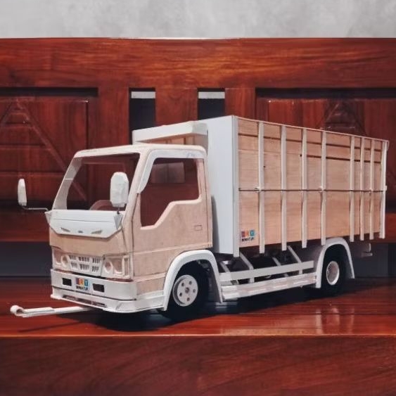 Miniatur truk Elf NKR ( Elf Macan) Skala 12 dengan Penambahan asesoris pada bemper depan, dilengkapi