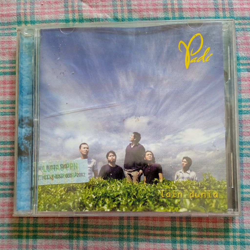 CD Padi - Lain Dunia