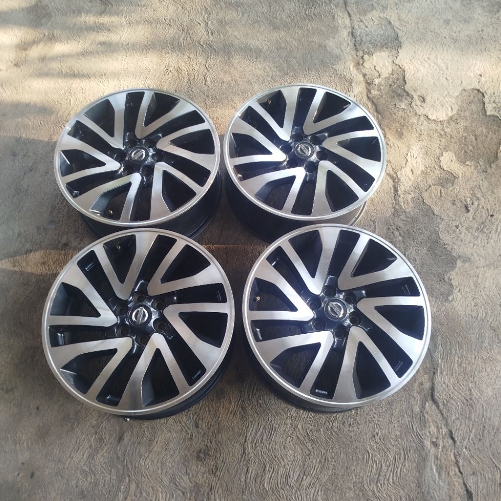 Pelek navara R18 pcd 6x139 original.