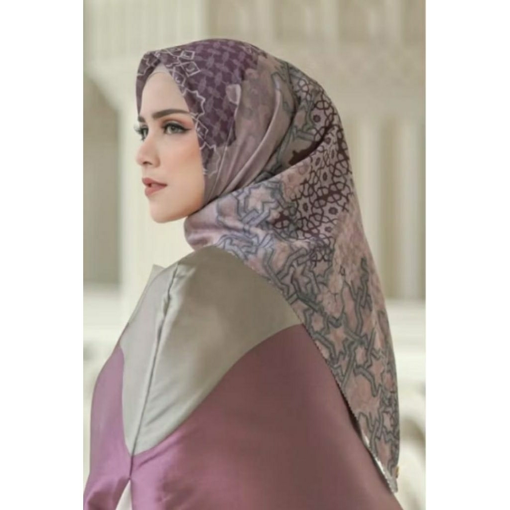 Buttonscarves Haramain Berry Scarf