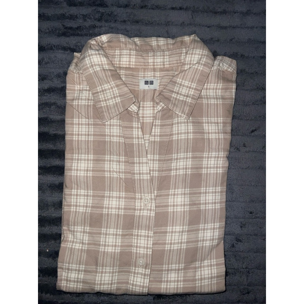 Uniqlo kemeja cream flanel