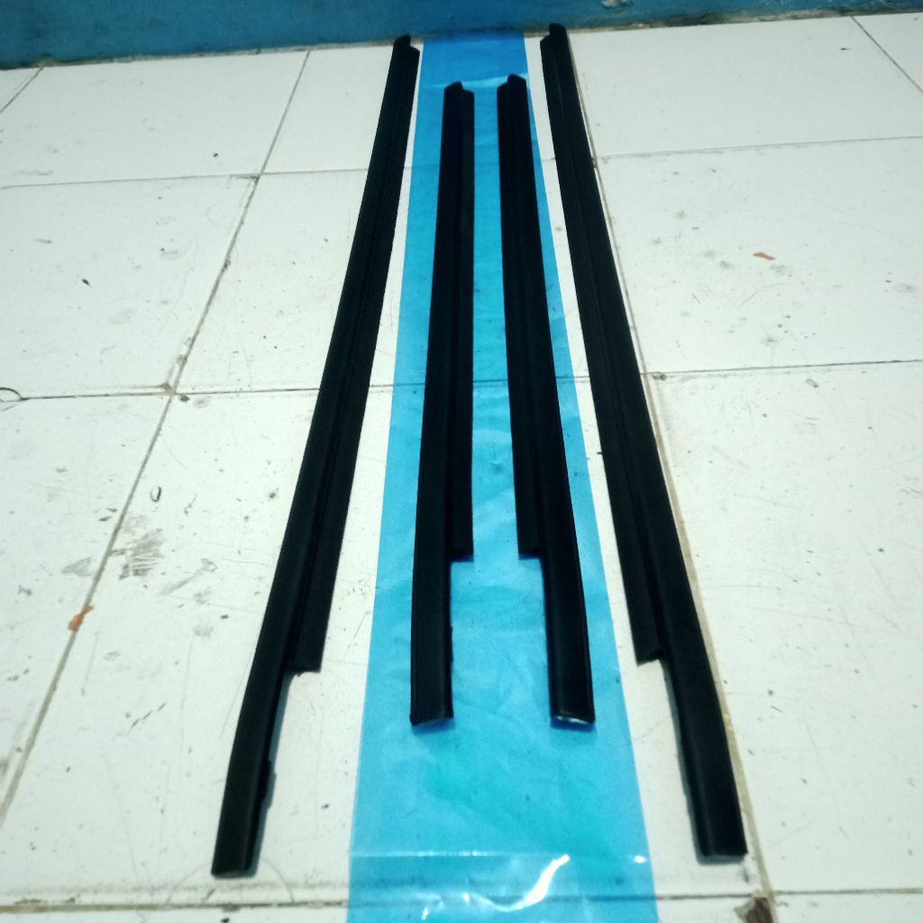 pelipit karet kaca luar Suzuki Swift ,Ignis hitam