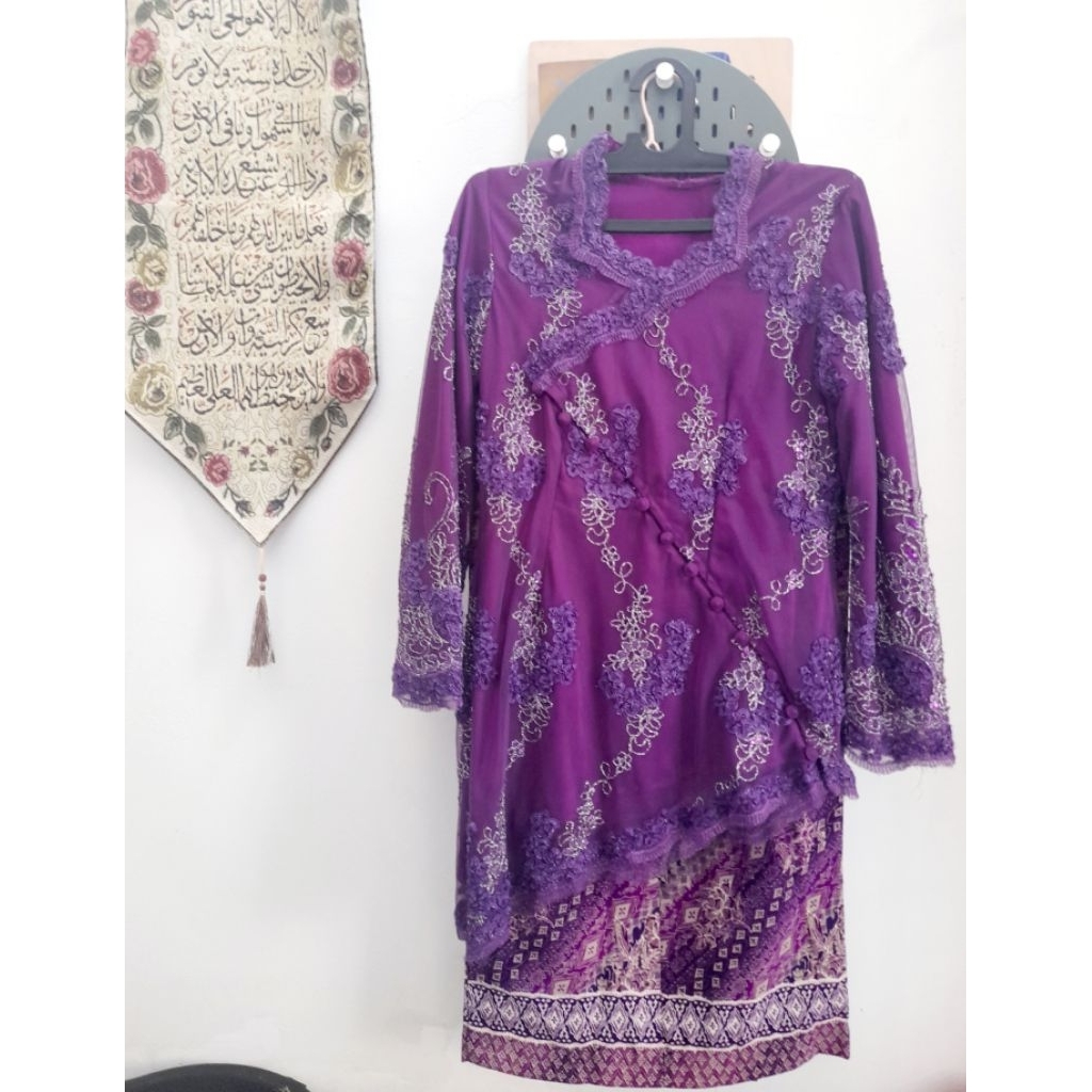 setelan set atasan kebaya brukat dan rok batik warna ungu preloved