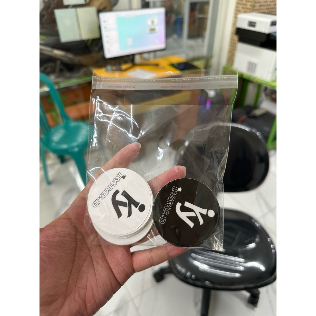 

CETAK STIKER CUSTOM VINLY LAMINASI DIECUT