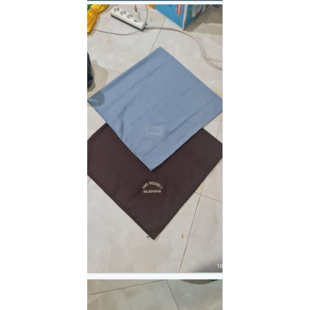 kerudung sekolah segi empat