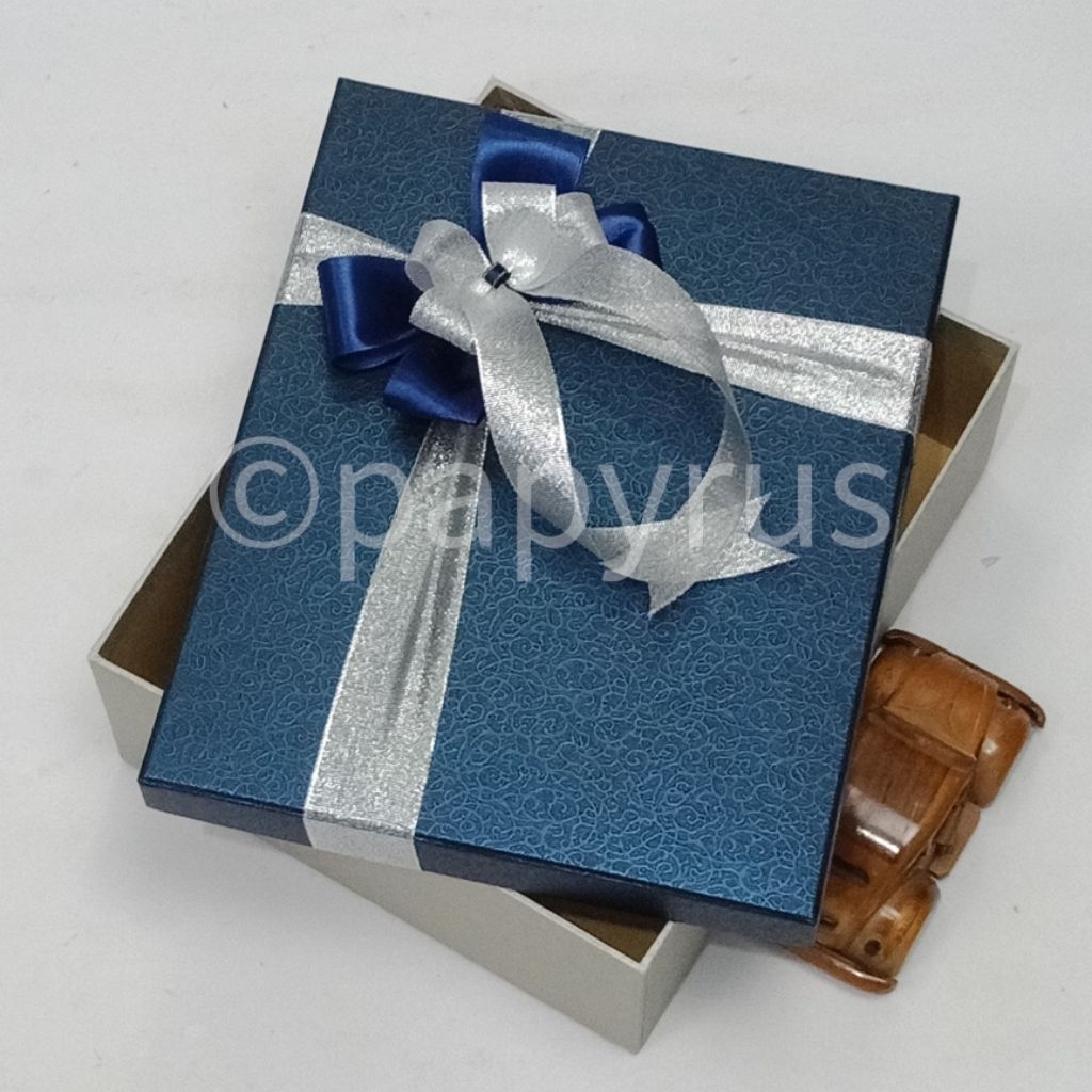 

PAPYRUS Kombinasi 22,5x27,5 Tinggi 5cm Kotak Kado Gift Box Hadiah V2