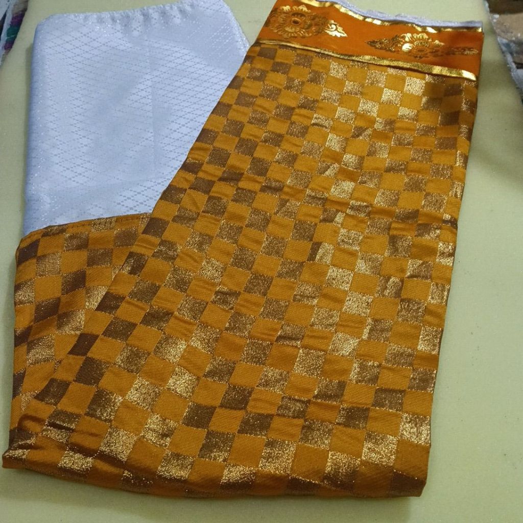 wastra Pelinggih putih kuning kotak emas wajik /tinggi 120 cm