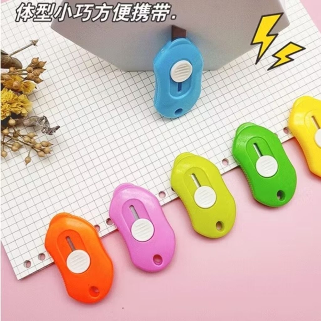 

CUTTER MINI PORTABEL PISAU PEMOTONG KERTAS CUTTER SEKOLAH