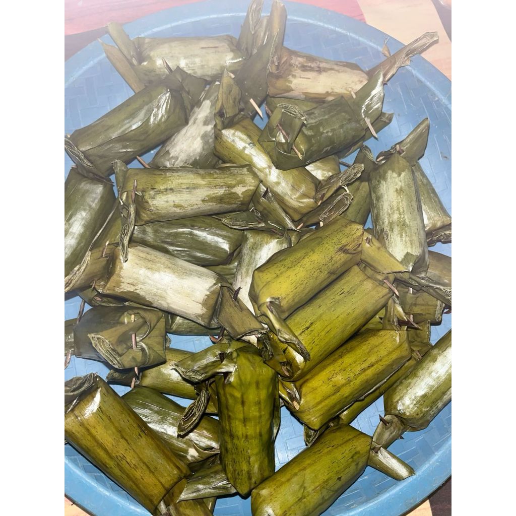 

lontong daun/ketupat dau siap saji