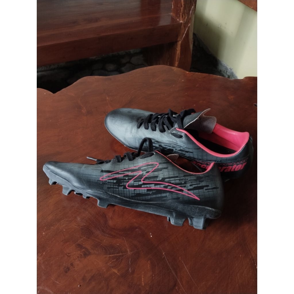 SEPATU SEPAK BOLA BEKAS (SPECS)