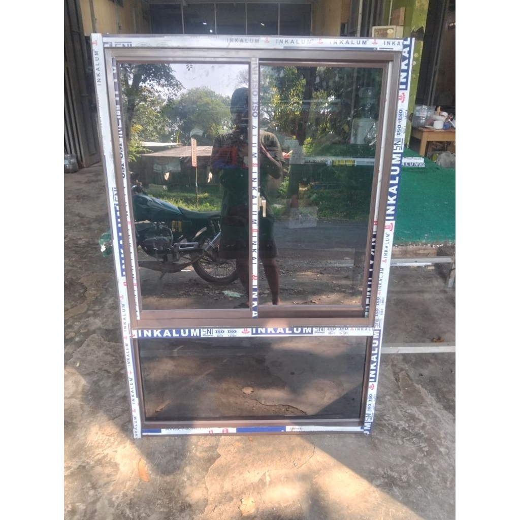 jendela aluminium ukuran T 150x100 bawah kaca mati mrek inkalum kaca 5 mm,lebar kusen 4",free palet 