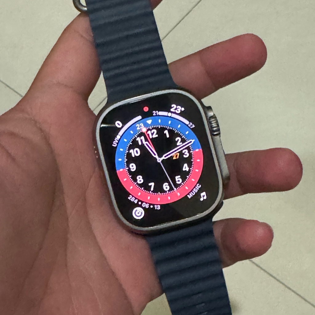 Apple Watch Ultra 2 Titanium - second