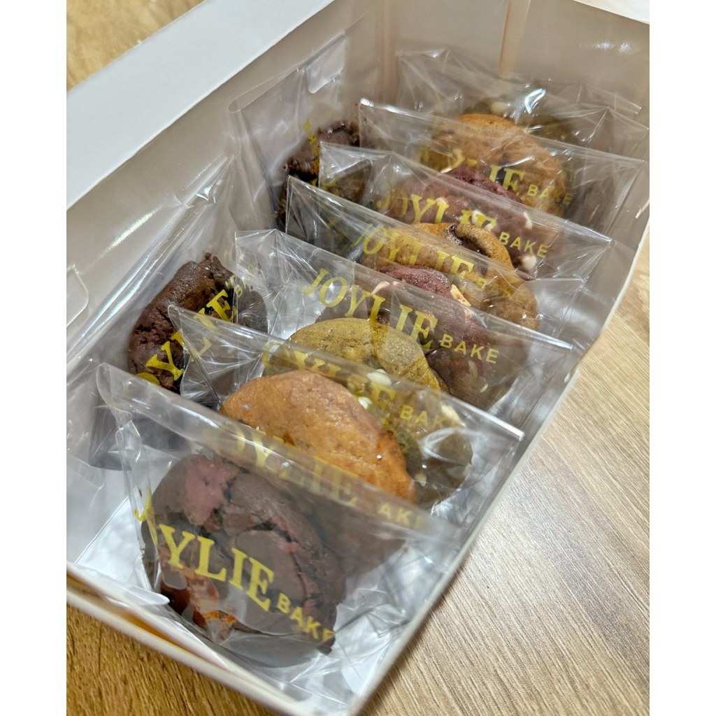 

Soft Cookies Package isi 10 pcs, The Classic OG, Double Chocolate, Matcha, Red Velvet / Hampers