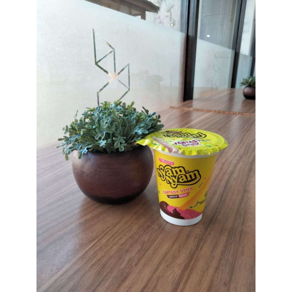 

NYAM NYAM FANTASY STICK CHOCO BERRY