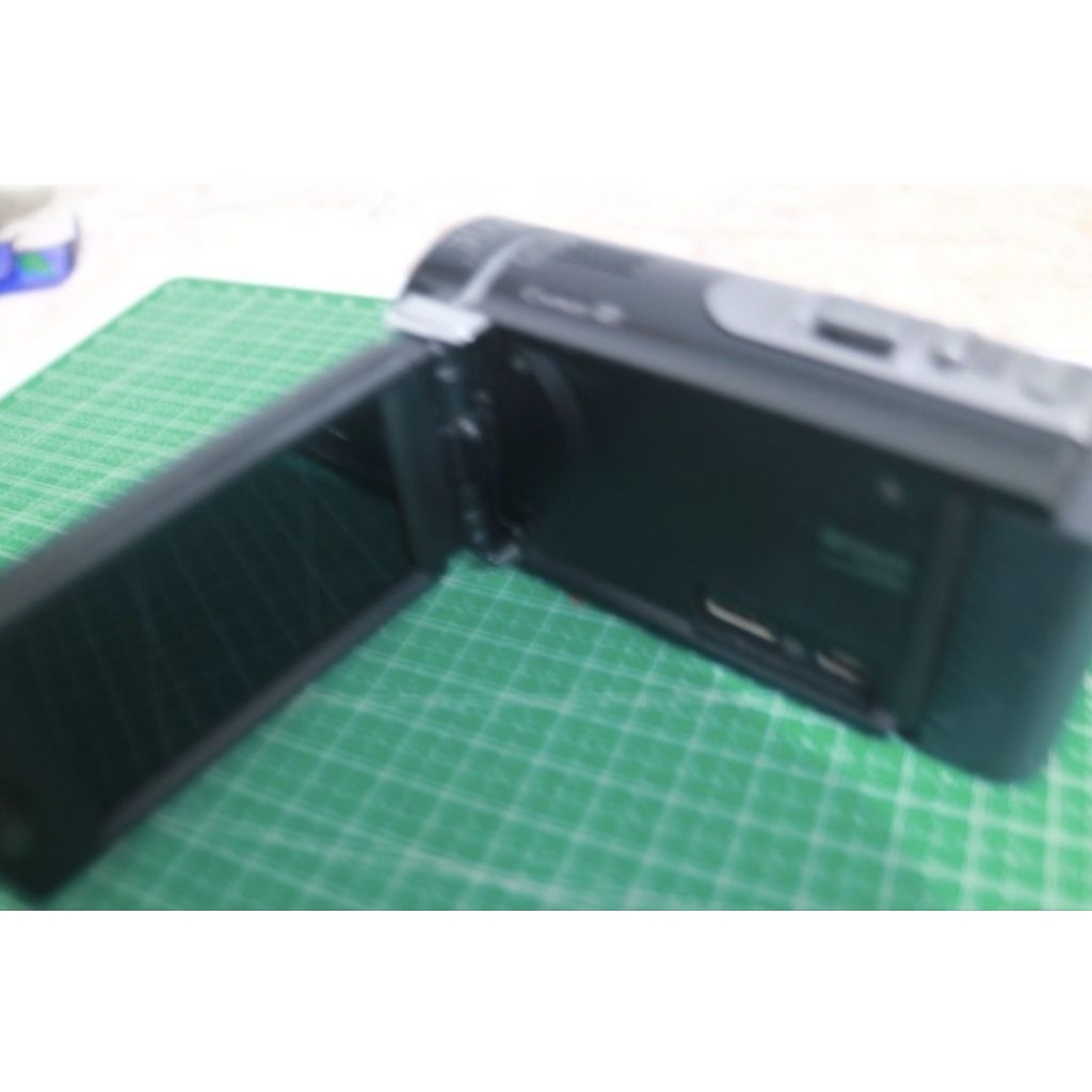 Handycam Sony HDR-CX190. Dus asli tidak ada. Handycam sudah berusia 12 thn. LCD layar ada titik-titi