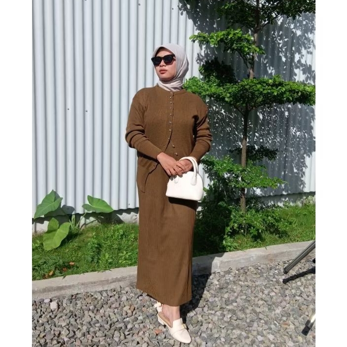 One Set Baju Setelan Wanita Hijab Kekinian Inner Polos+Cardigan Kancing Jamur/ Size M,L