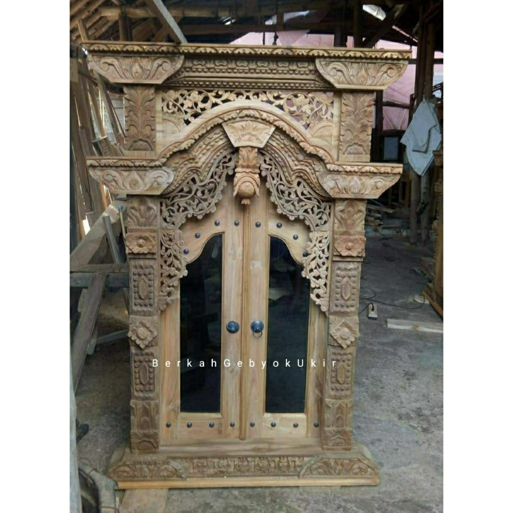 Jendela rumah gebyok variasi kaca kayu jati ukir Jepara