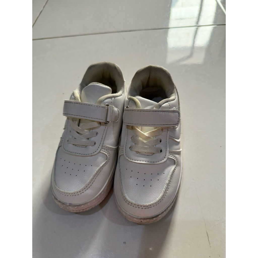 sneakers putih anak preloved