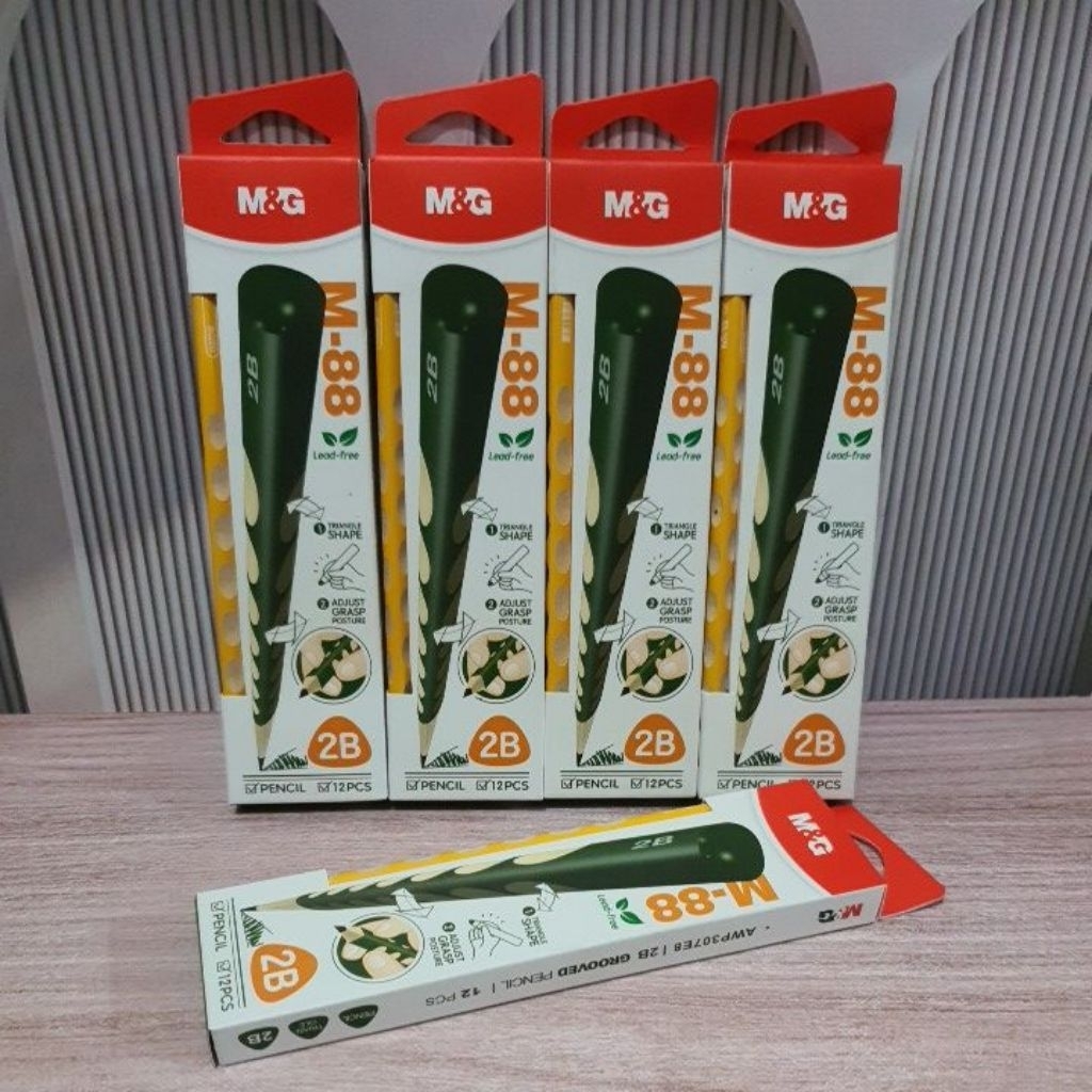 

Pencil 2B Segitiga model keren warna kuning dan hijau isi 12 Pcs M&G model m88