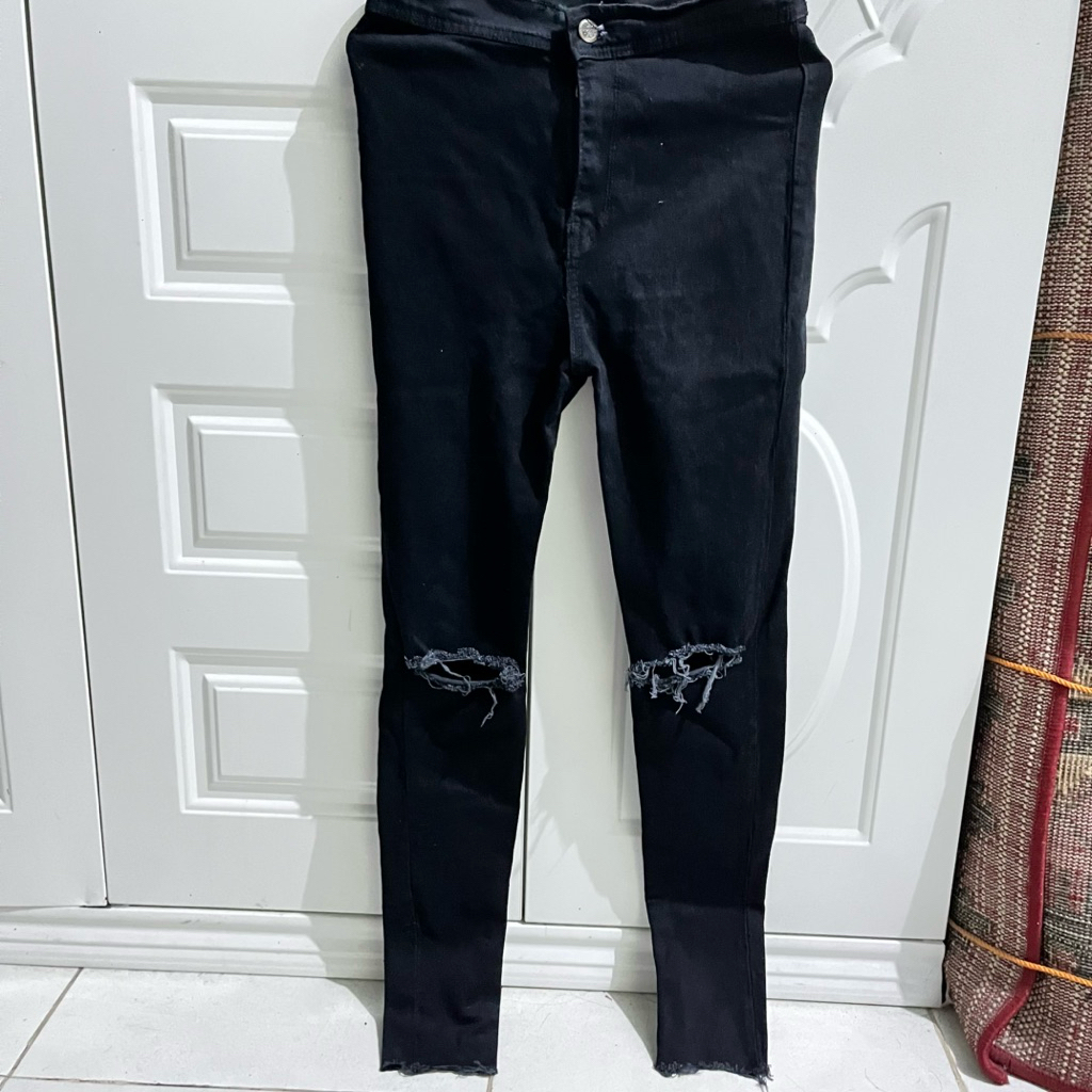 Preloved Knee Ripped Jeans