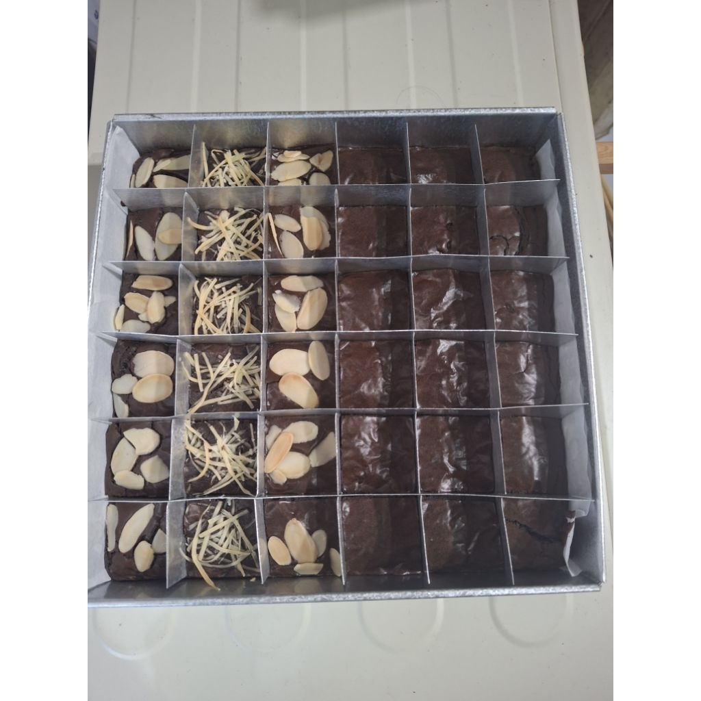 

PO Amadeus Delights Half Mixed Topping Fudgy Brownie